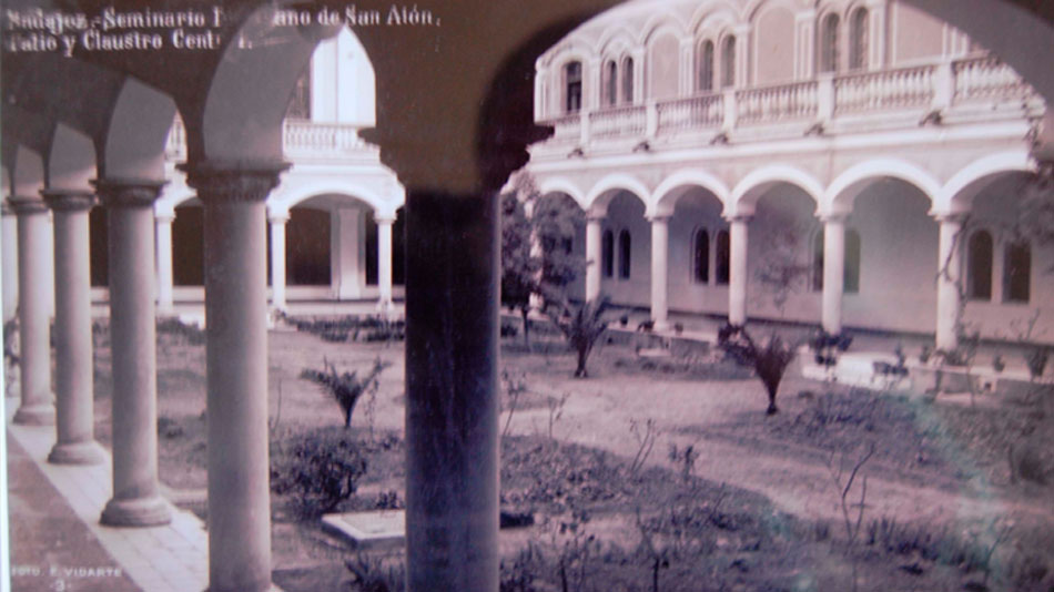 Claustro principal del Seminario San Atón